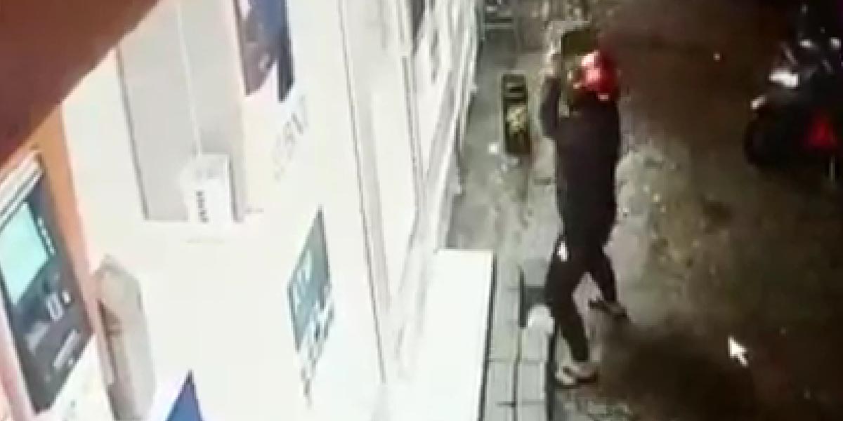 dipicu-masalah-rumah-tangga-wanita-ini-nekat-lempari-pintu-kaca-atm